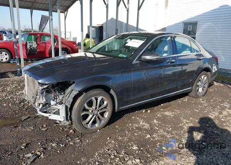 2016 Mercedes-Benz C 300 4Matic z USA, uszkodzony, nr VIN 55SWF4KB8GU117110